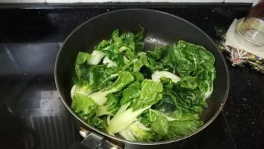 锅里热油，放入盐、糖小白菜翻炒均匀