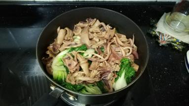 倒入土鱿翻炒至熟透即可