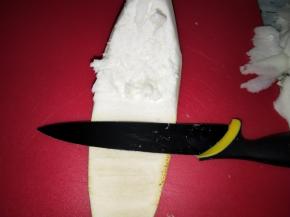 柚子剖开留皮备用
从中间往外片开，把多余的白色去掉，留取小部分就可以保留口感。