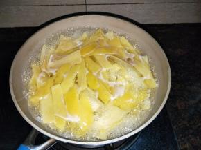 锅里加适量的清水，放入柚子皮，加入一小勺盐【不仅仅可以去掉辣味，做出来的柚子皮糖不会甜到腻】