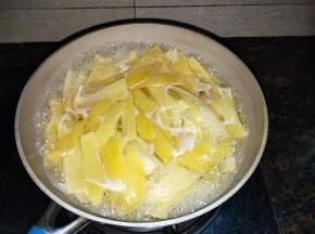 锅里加适量的清水，放入柚子皮，加入一小勺盐【不仅仅可以去掉辣味，做出来的柚子皮糖不会甜到腻】