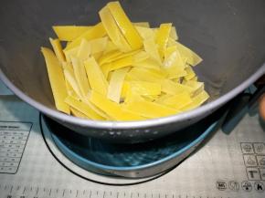 放到水龙头冲洗几遍，用清水浸泡10分钟，稍微沥水