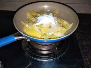 倒入锅内，放入白糖和小半碗的水，小火慢煮