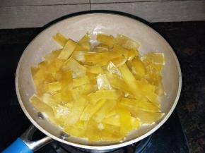 要不时翻炒预防粘锅，大概十分钟左右，柚子皮变得透明，开始翻炒了