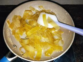 炒至锅边出现糖沙后【关火】继续翻炒