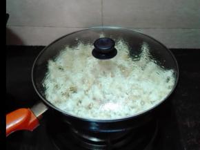 大概一两分钟,爆米花爆开的声音逐渐减少或者，听不到啪啪声音了，即可关火