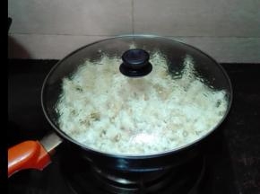 大概一两分钟,爆米花爆开的声音逐渐减少或者，听不到啪啪声音了，即可关火