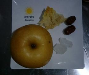 准备食材，把梨和红枣洗净备用