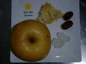 准备食材，把梨和红枣洗净备用