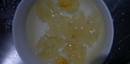 将银耳剪小朵，洗净，冷水泡发半小时