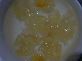 将银耳剪小朵，洗净，冷水泡发半小时