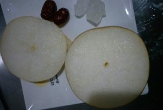 把梨从三分之一处切开