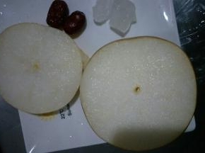 把梨从三分之一处切开