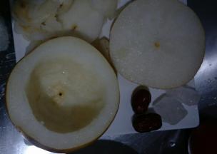 用勺子挖出梨核，挖成一个圆梨盅