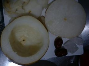 用勺子挖出梨核，挖成一个圆梨盅