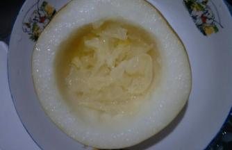 将泡发好的一半银耳放入梨盅底部