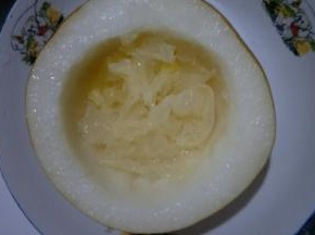 将泡发好的一半银耳放入梨盅底部