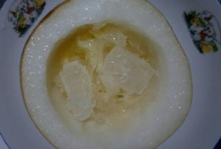 中间放上冰糖。冰糖最好弄碎一点