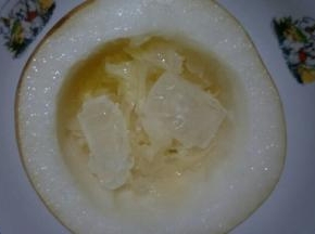 中间放上冰糖。冰糖最好弄碎一点