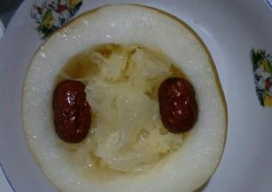 最后放上另一半银耳，放入红枣