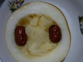 最后放上另一半银耳，放入红枣