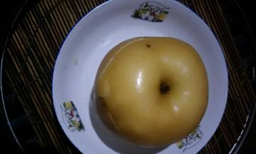 然后倒适量清水，盖上梨盅盖，放入笼屉，冷水下锅开大火，水开后再换中小火蒸25~30分钟