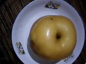 然后倒适量清水，盖上梨盅盖，放入笼屉，冷水下锅开大火，水开后再换中小火蒸25~30分钟