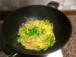 放入小葱翻炒均匀即可出锅。