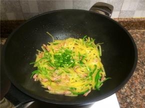 放入小葱翻炒均匀即可出锅。