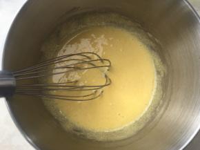 用蛋抽快速搅拌均匀，至蛋黄颜色变浅