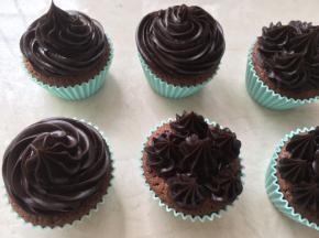 冰箱取出冷藏的甘纳许酱，装入裱花袋，我用的8齿裱花嘴，在凉透的杯子蛋糕上挤上自己喜欢的花型