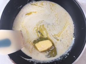 冷藏甘纳许的时候来做蛋糕，锅内加入淡奶油跟黄油，小火加热至黄油融化