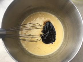 分次加入凉透的巧克力酱，每加入一次搅拌均匀后再加入第二次