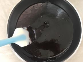 先来做甘纳许材料，淡奶油加巧克力小火加热至巧克力融化，搅拌均匀 