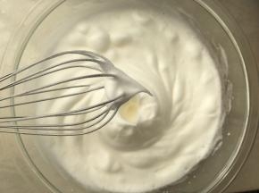 蛋白分次加入剩下的细砂糖，电动打蛋器打发至干性发泡，打蛋器提起有个小三角尖，尖部有个小弯钩状