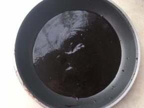 加入巧克力，用余温将巧克力融化，如果巧克力块比较大，不能完全融化，可以稍微加热一下