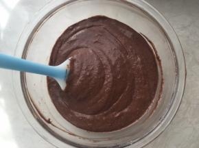 之后加入剩下的蛋白霜，继续用蛋抽翻拌均匀，最后再用刮刀将底下的面糊翻拌均匀