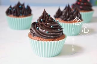 表面过筛上适量的糖粉，装饰上一点彩糖珠即可