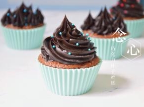 表面过筛上适量的糖粉，装饰上一点彩糖珠即可