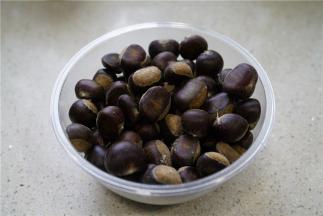 备好所用食材，好的板栗饱满又有油头。