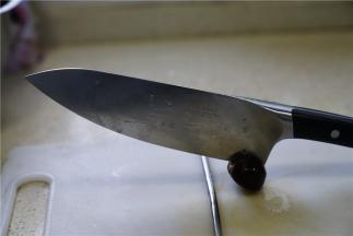 如图架上筷子，将板栗切出一裂纹。