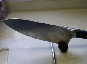 如图架上筷子，将板栗切出一裂纹。