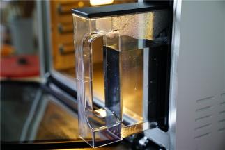 然后蒸烤箱检查一下水箱里的水量够不够。