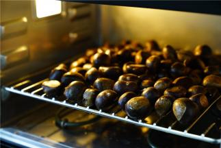 将好洗好的板栗铺在蒸网片上。