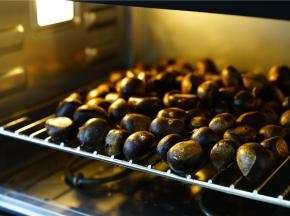 将好洗好的板栗铺在蒸网片上。