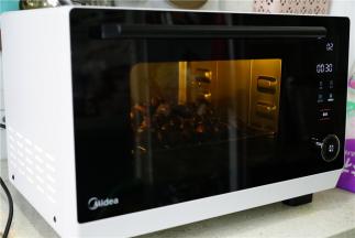 选择蒸制里的任意模式，将板栗蒸上半小时。