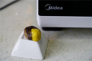 如图就是蒸好的样子，很好剥哦。这蒸烤箱蒸的板粟轻松脱壳，我想这跟他的蒸汽模式蒸制有关系吧，密封性好，蒸力大。蒸出来的粟子每粒都好剥。