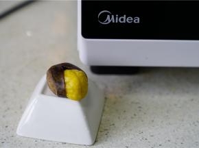 如图就是蒸好的样子，很好剥哦。这蒸烤箱蒸的板粟轻松脱壳，我想这跟他的蒸汽模式蒸制有关系吧，密封性好，蒸力大。蒸出来的粟子每粒都好剥。