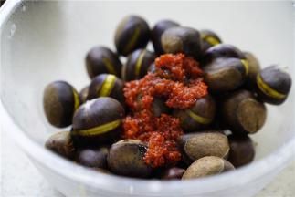 然后分一半板栗出来，加入少许的玉米油及半茶匙桂花酱蜜。