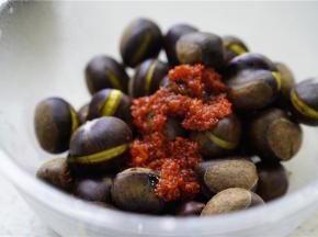 然后分一半板栗出来，加入少许的玉米油及半茶匙桂花酱蜜。